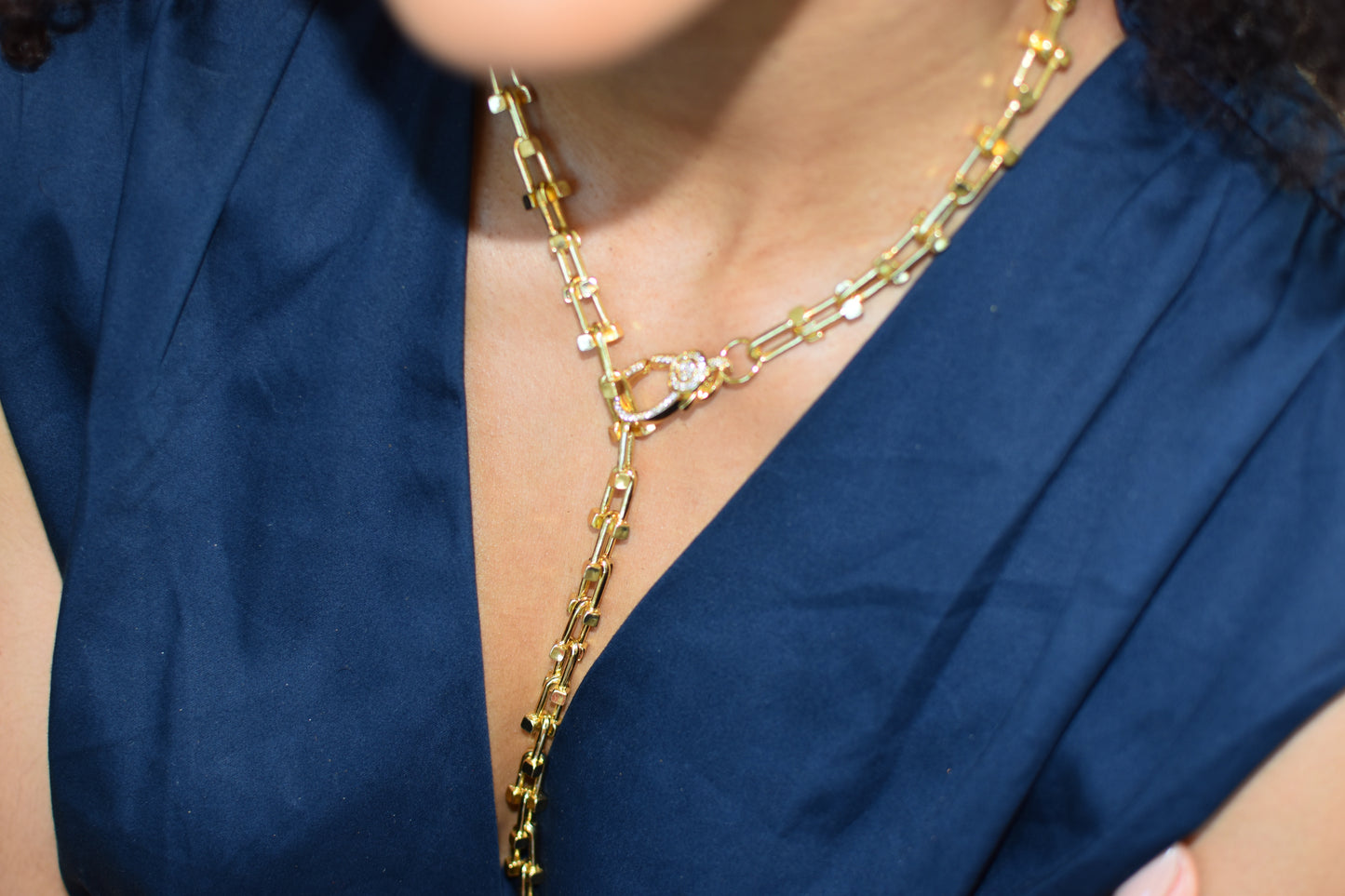 Collar en cadena oro laminado estilo ajustable y versátil con cierre en cristales.