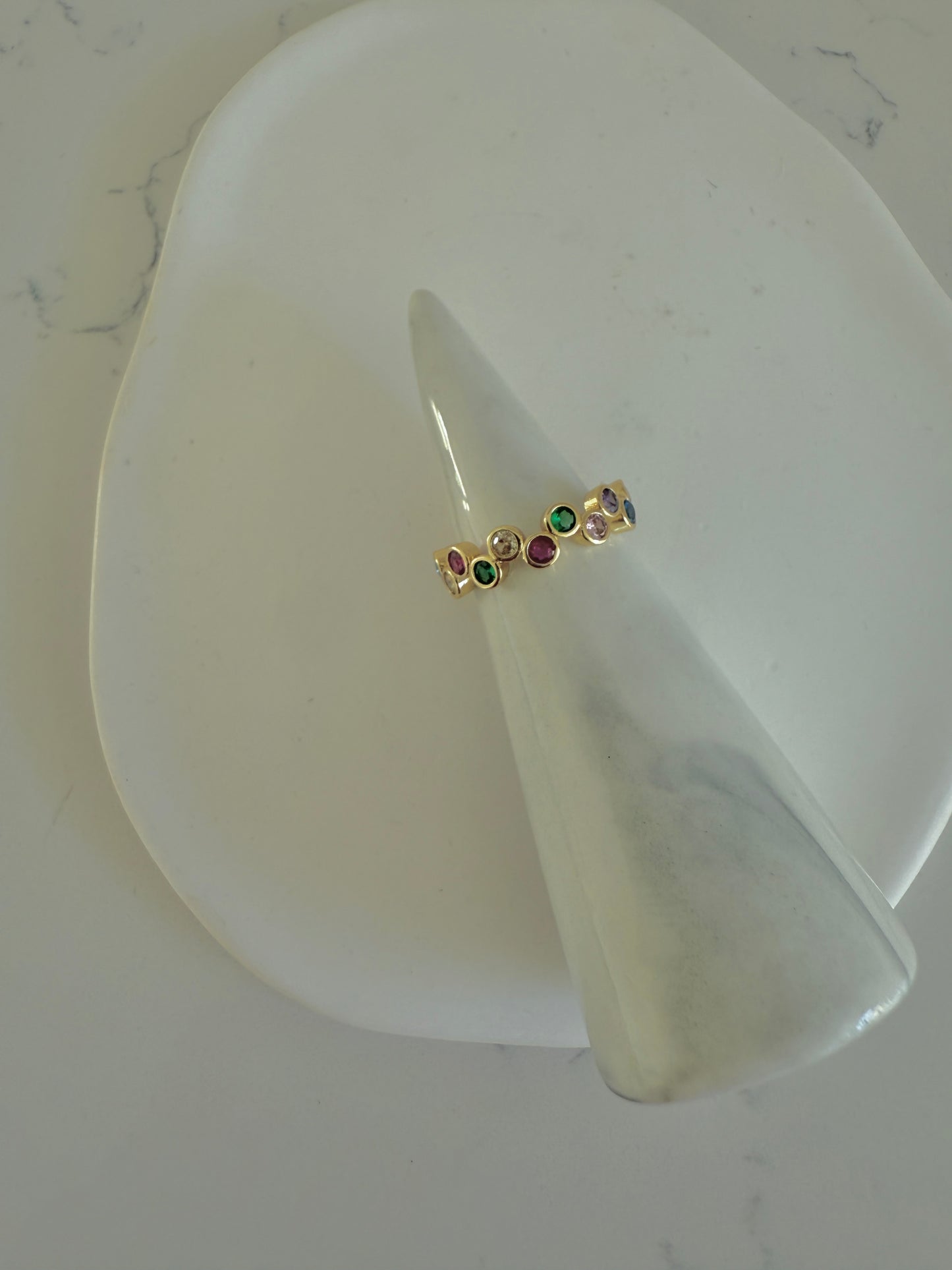 Anillo en acero inoxidable círculos multicolores con base dorada (one size)