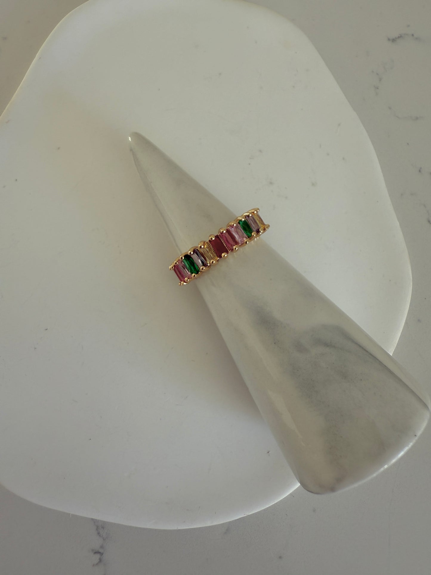 Anillo en cristal multicolores rectangulares con base dorada en acero inoxidable (one size)