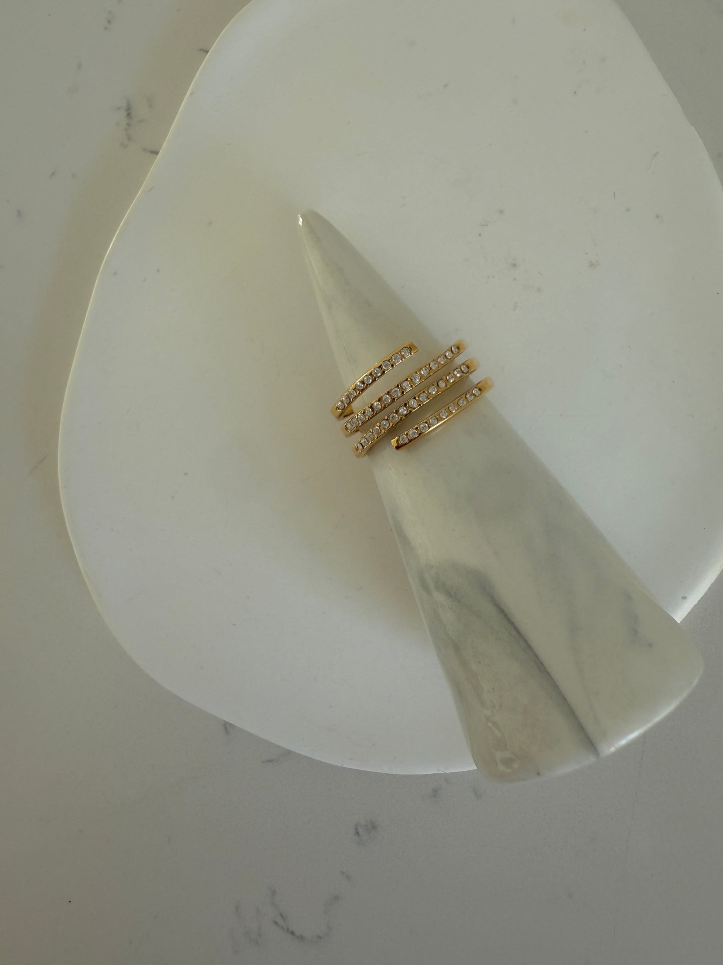 Anillo en acero inoxidable líneas finas con cristales (one size)