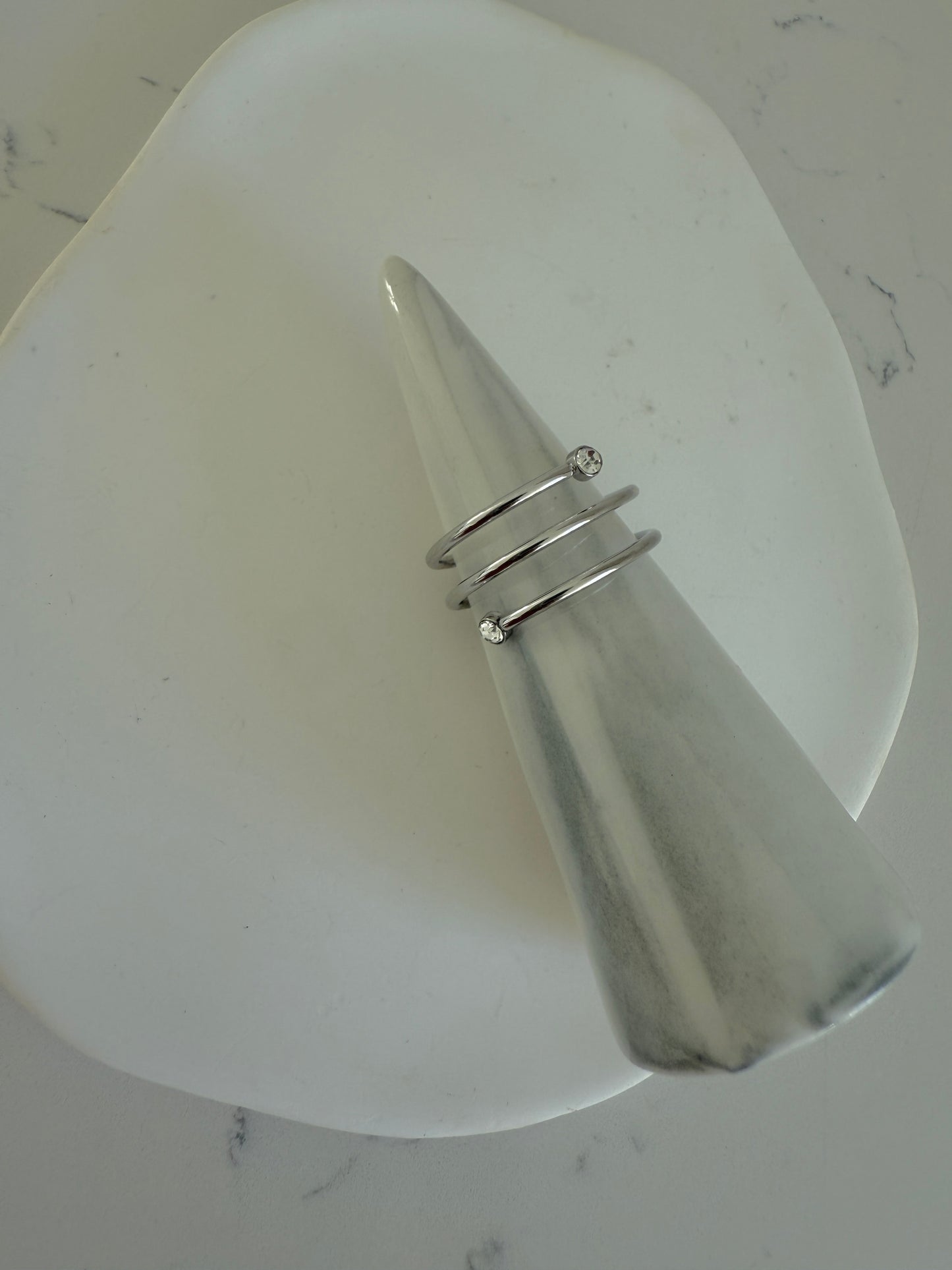 Anillo en acero inoxidable plateado con puntas en cristal estilo resorte (one size)
