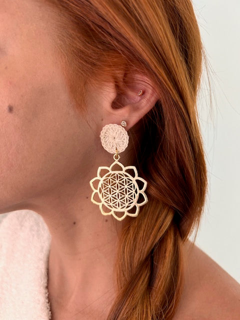 Pendientes media luna con pieza en forma de girasol bañada en oro.
