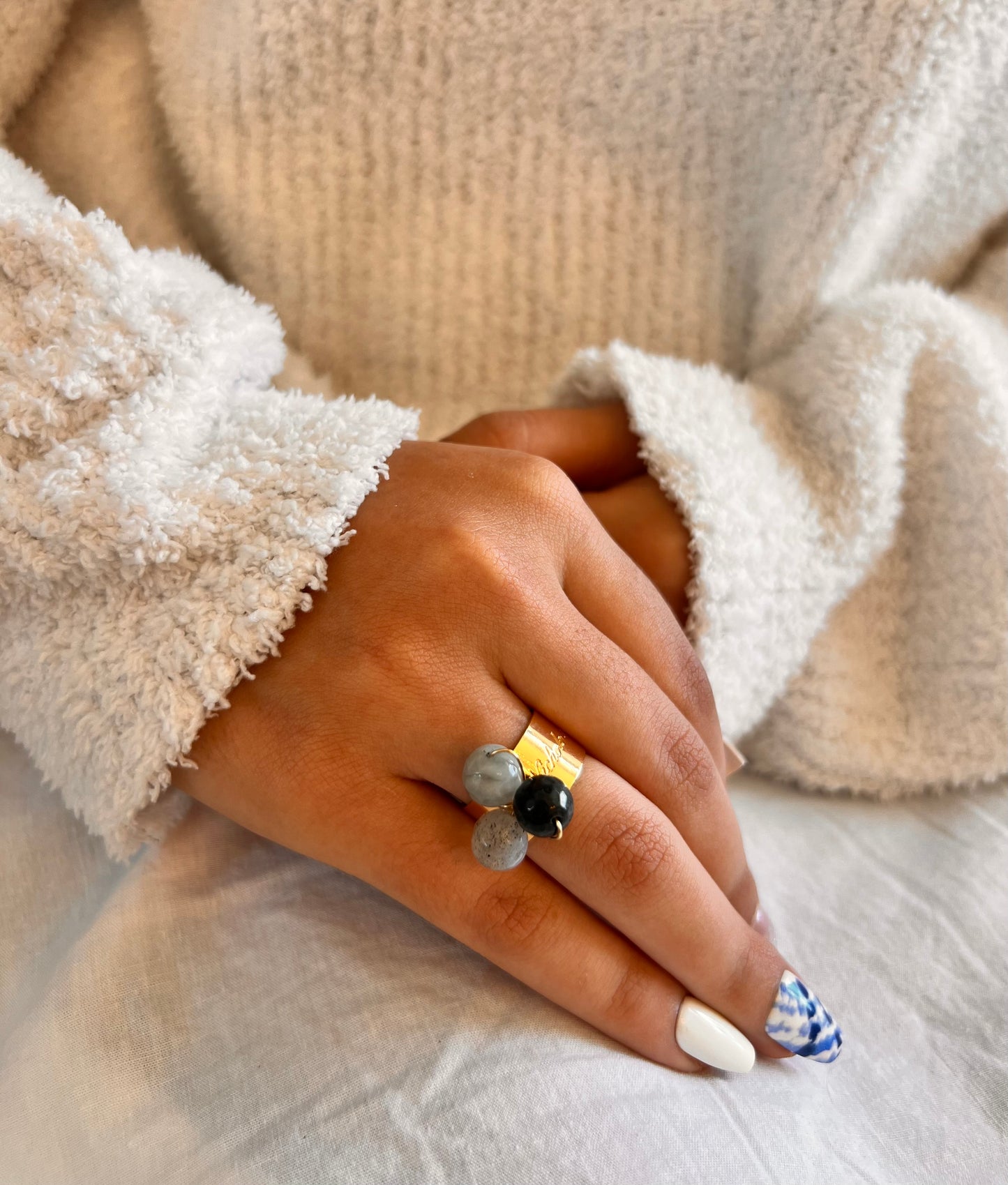Anillo en oro laminado y piedras ámbar (one size)