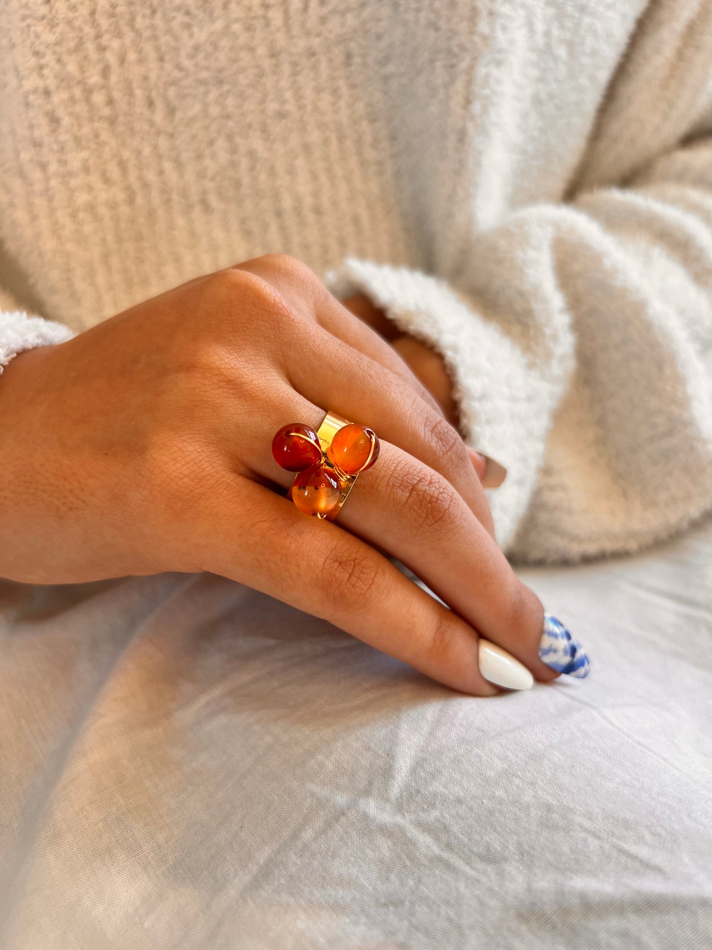 Anillo en oro laminado y piedras ámbar (one size)