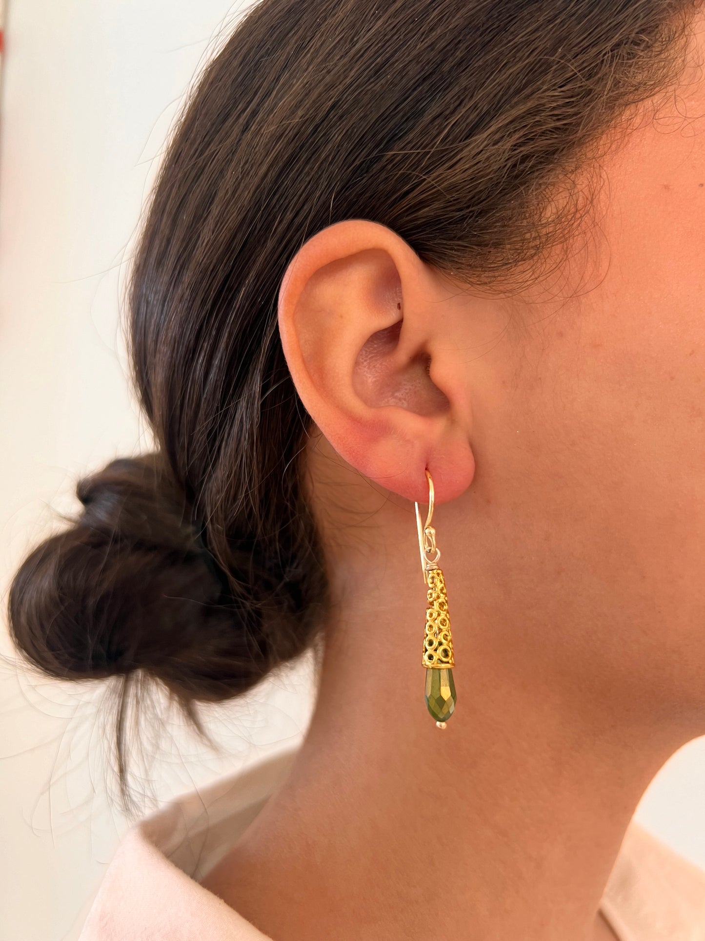 Pendientes en oro laminado y cristal en forma de gota