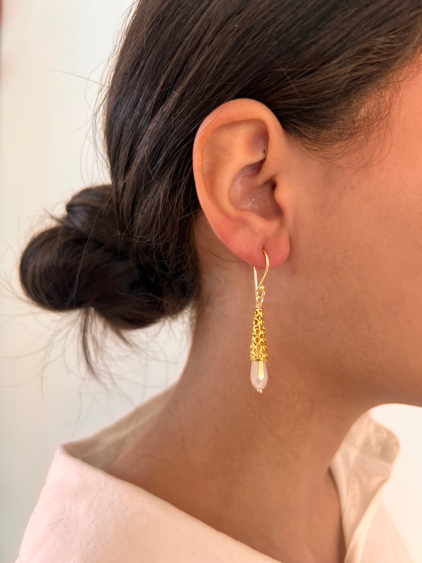 Pendientes en oro laminado y cristal en forma de gota