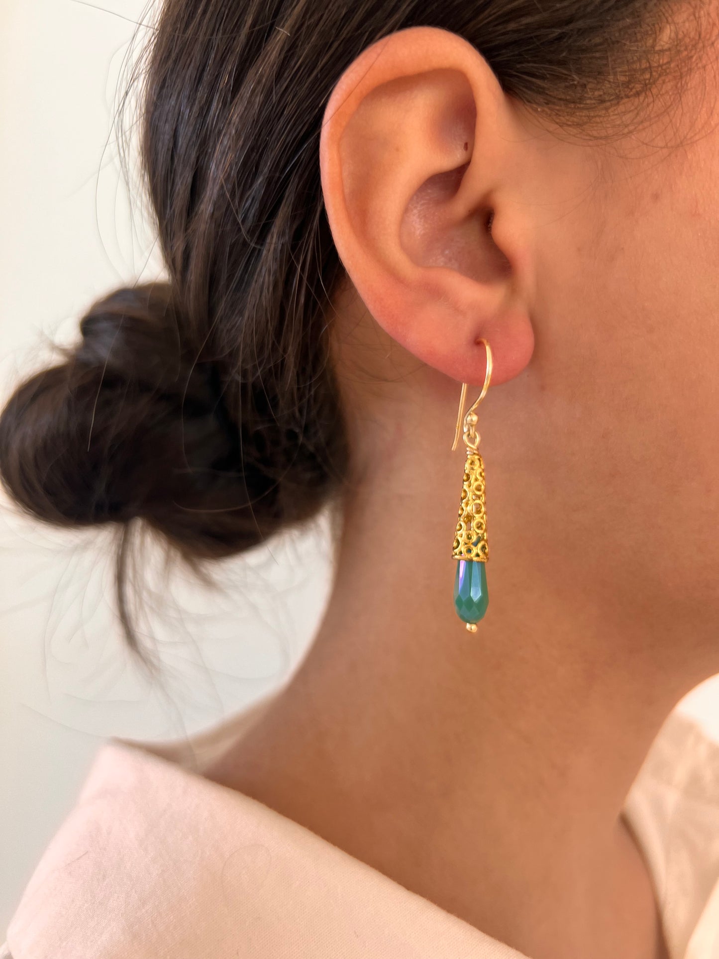 Pendientes en oro laminado y cristal en forma de gota