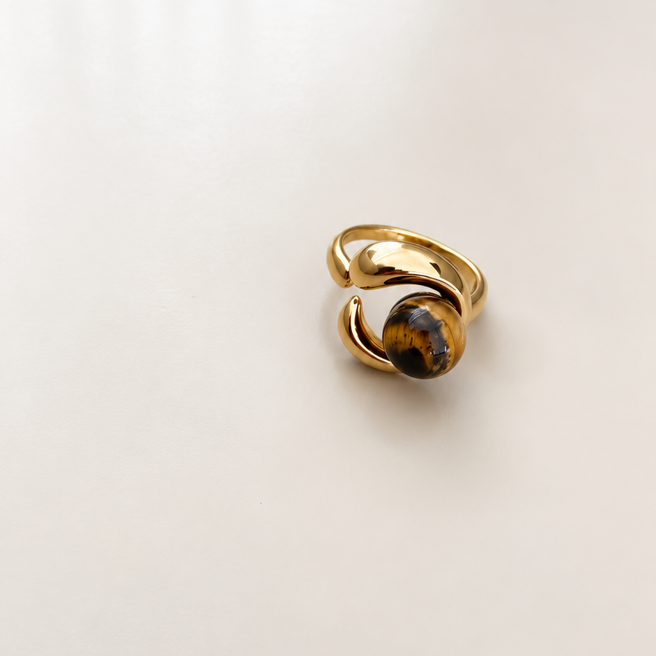 Anillo en acero inoxidable con baño de oro y esfera ojo de tigre