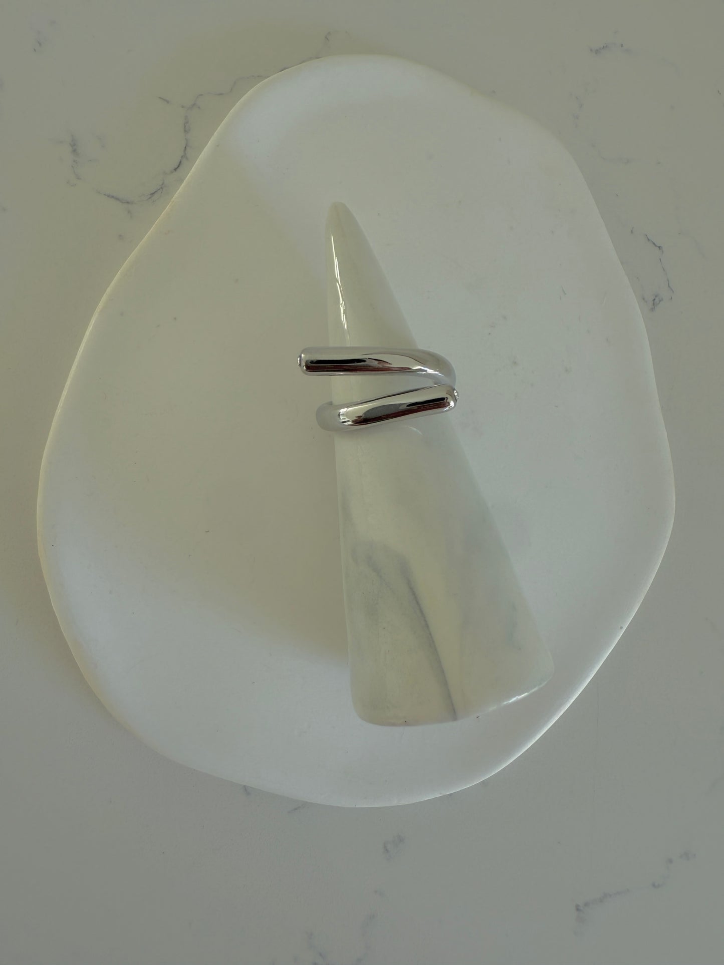 Anillo en acero inoxidable plateado barras con punta en cristal (one size)