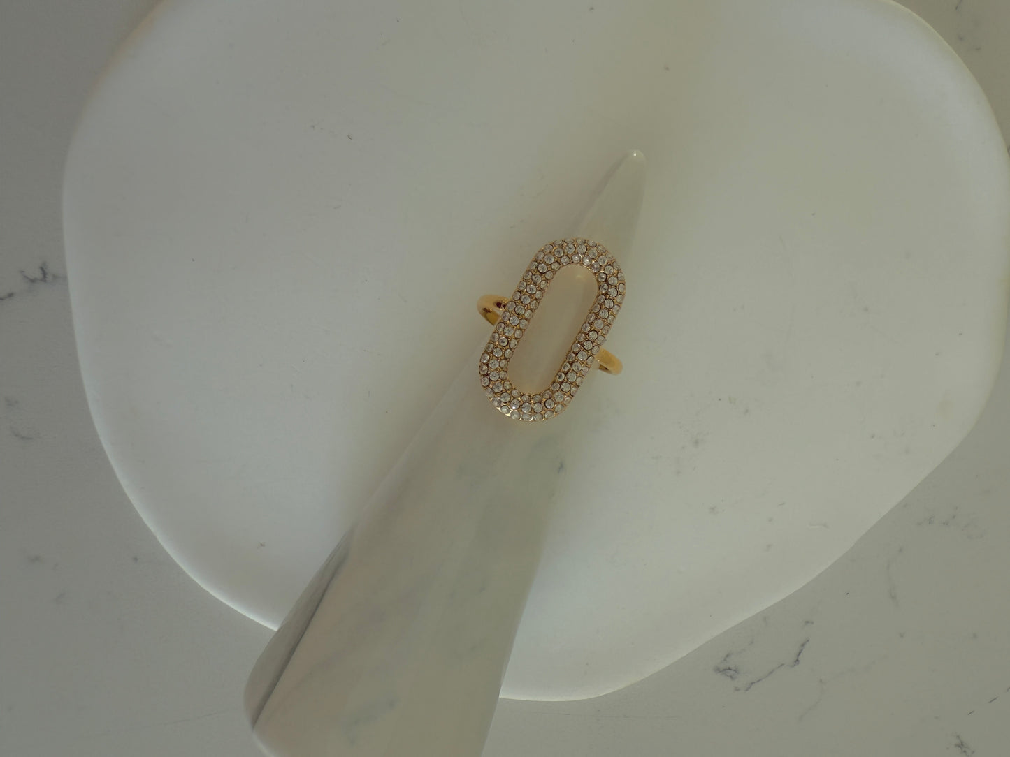 Anillo ovalado en acero inoxidable forrado en cristal con base gold (one size)