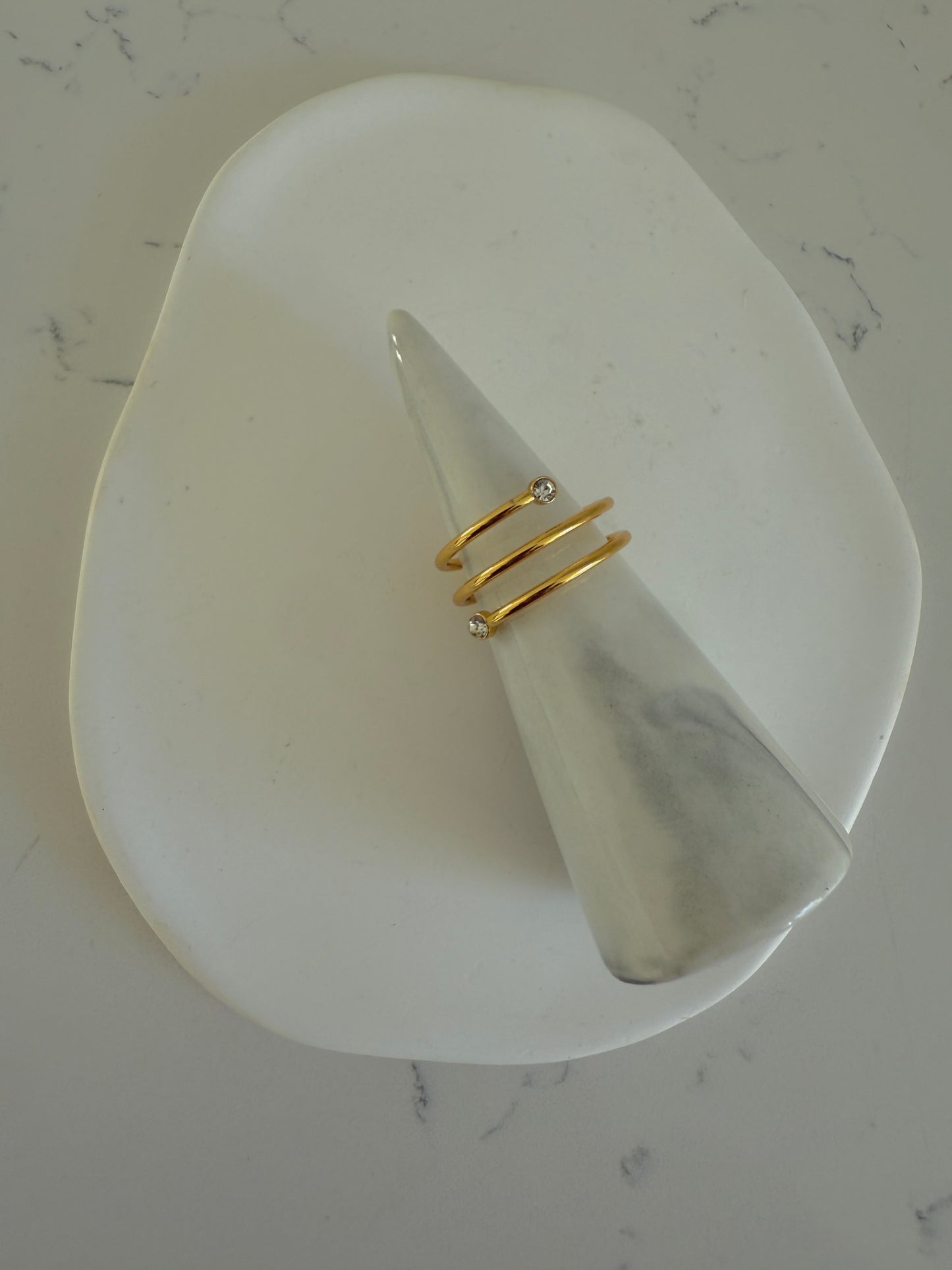 Anillo en acero inoxidable dorado con puntas en cristal estilo resorte (one size)