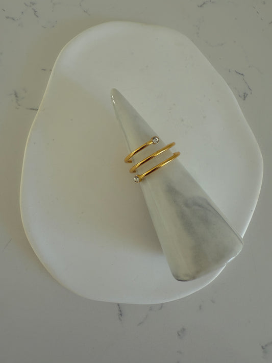 Anillo en acero inoxidable dorado con puntas en cristal estilo resorte (one size)
