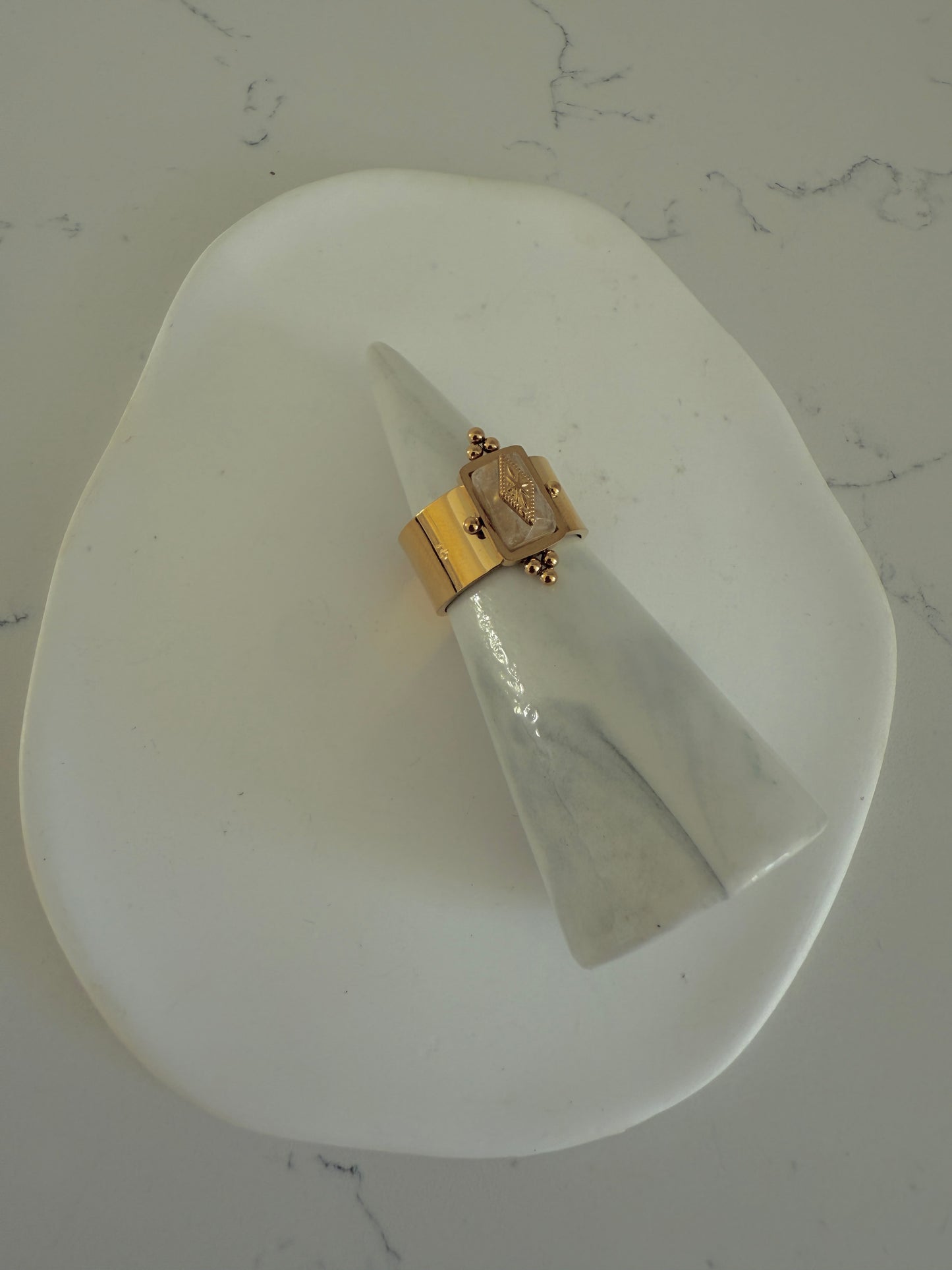 Anillo en acero inoxidable con piedra “beige” (one size)