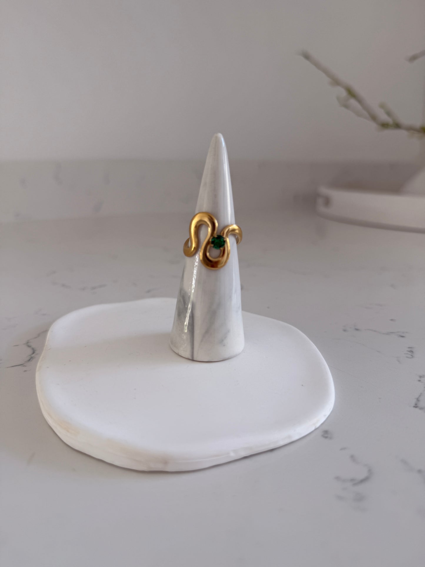 Anillo en acero inoxidable y cristal color esmeralda (one size)