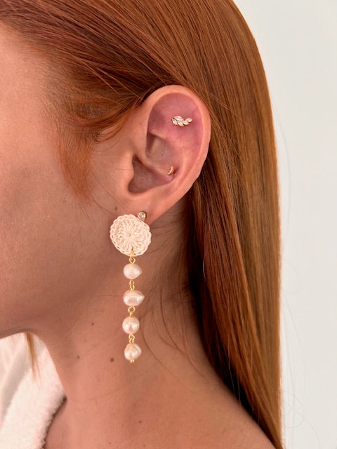 Pendientes estilo largo en crochet ivory con caída de perlas de agua y oro laminado