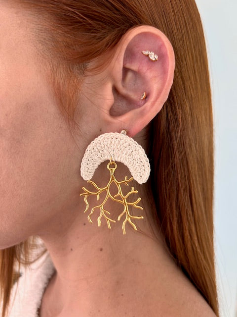 Pendientes media luna en crochet ivory con pieza en forma de coral bañado en oro.