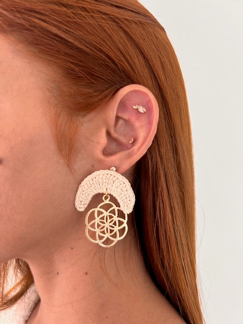 Pendientes media luna en crochet y pieza flor en oro laminado