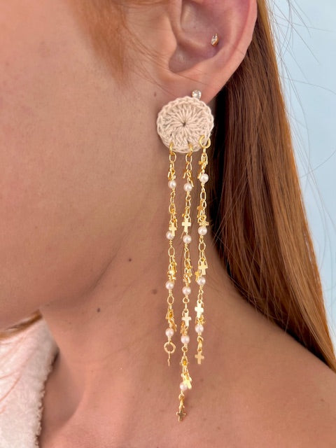Pendientes alargadas en crochet con caídas de cadenas en oro laminado, perlas de cristal y múltiples cruces.