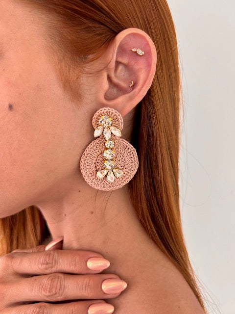Pendientes en crochet nude con trabajo en cristales en base dorada.