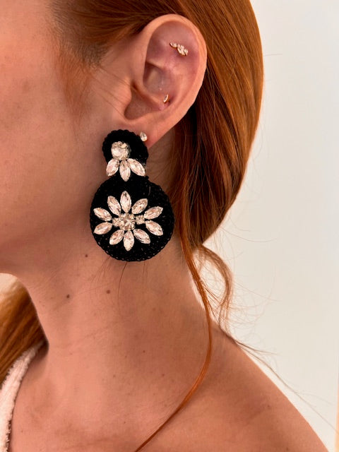 Pendientes en crochet color negra con trabajo en cristales forma de flor en base plateada.