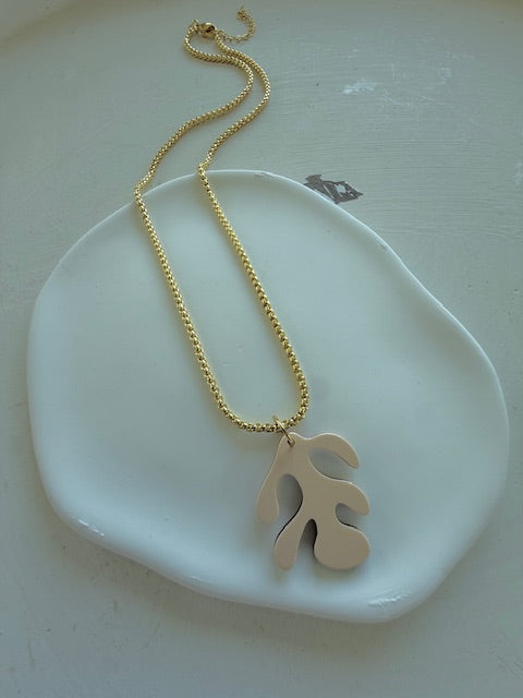 Collar corto hoja en resina nude & oro laminado