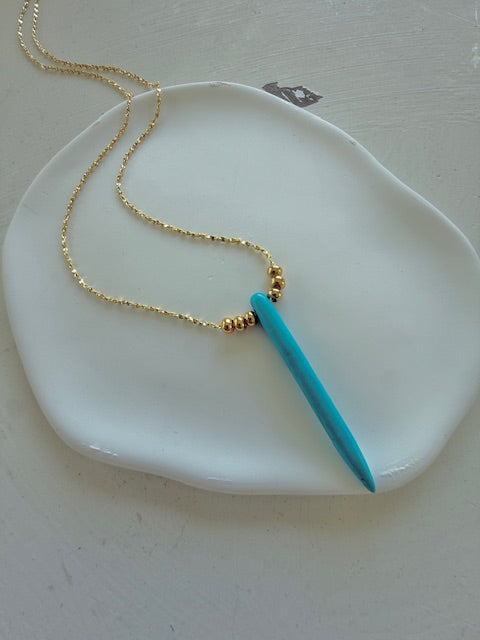 Collar corto de cuerno en piedra turquesa & oro laminado