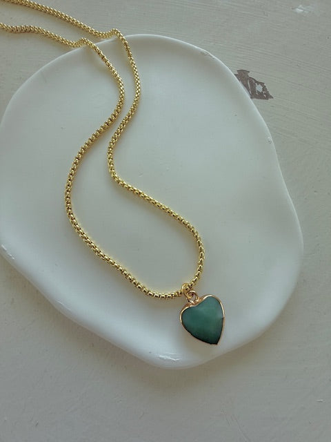 Collar corto de corazón piedra Jade verde & oro laminado