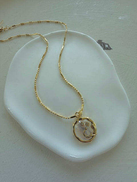 Collar corto de luna en oro laminado y madre perla