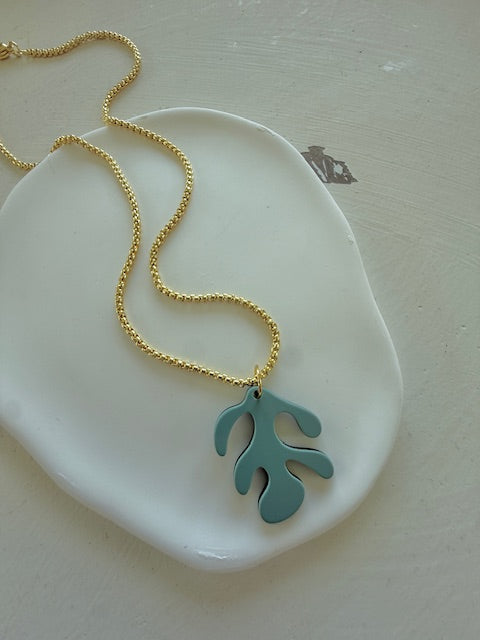 Collar corto hoja en resina color aqua & oro laminado