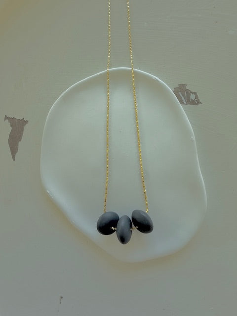 Collar corto de resina gris & oro laminado