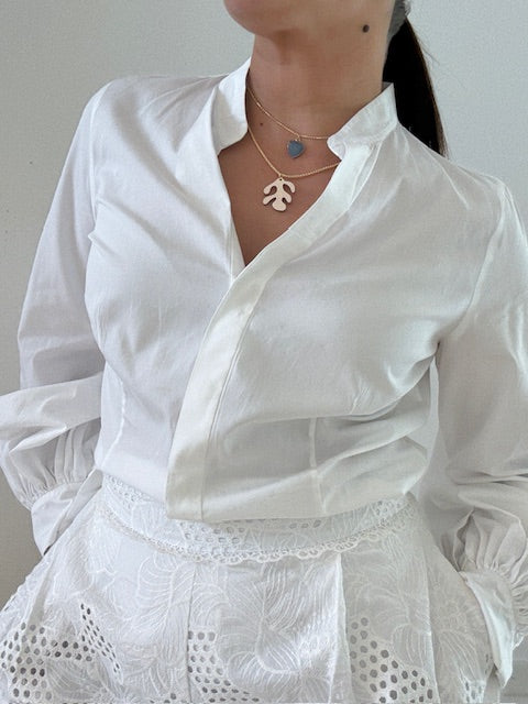 Collar corto hoja en resina nude & oro laminado
