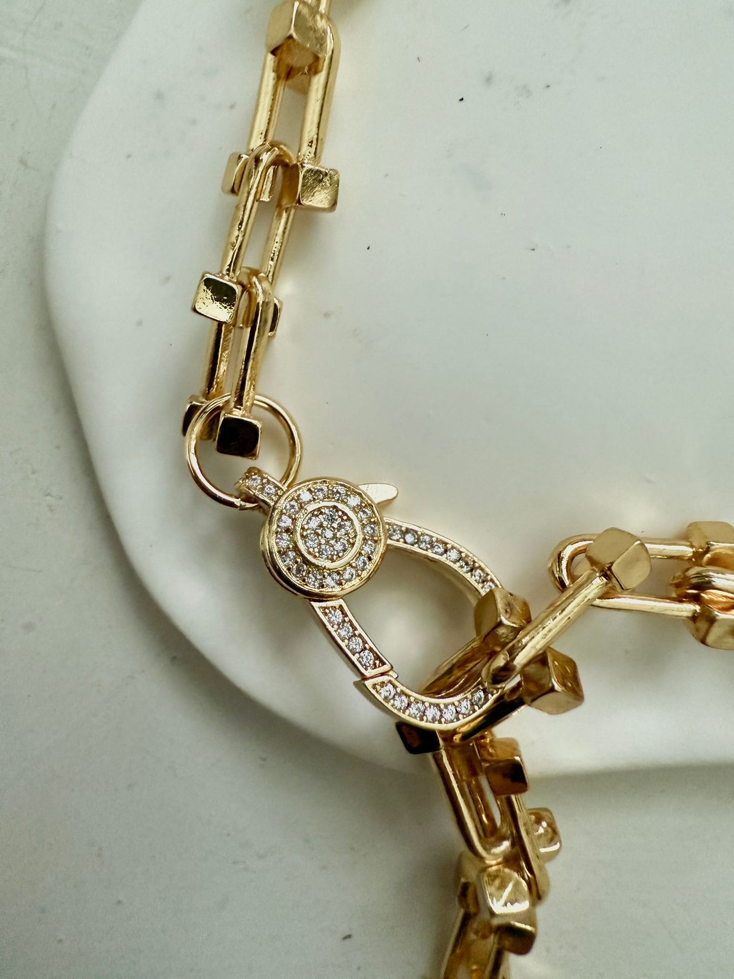 Collar en cadena oro laminado estilo ajustable y versátil con cierre en cristales.