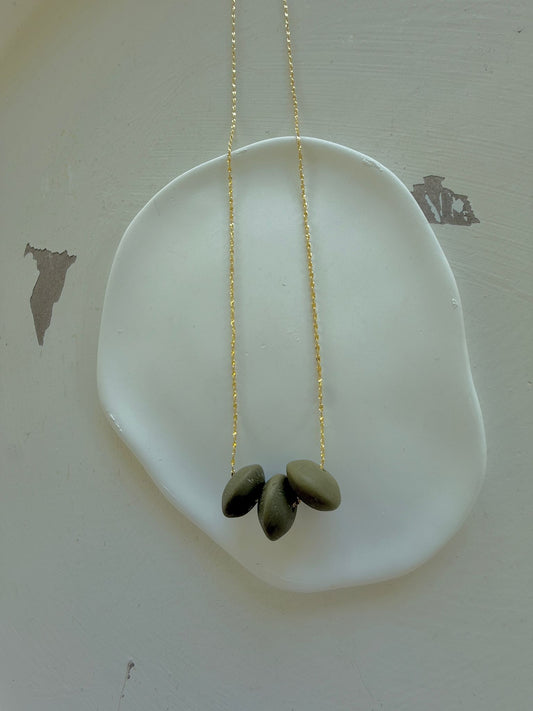 Collar corto de resina olivo & oro laminado