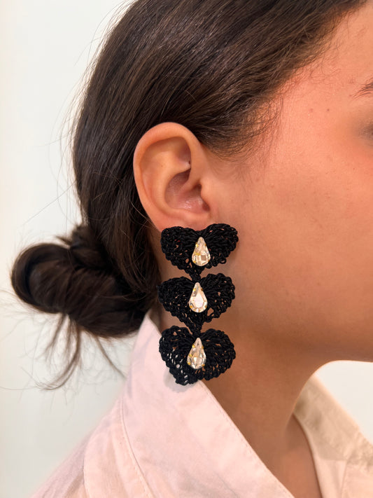 Pendientes en base de crochet y gotas de cristal en base dorada.
