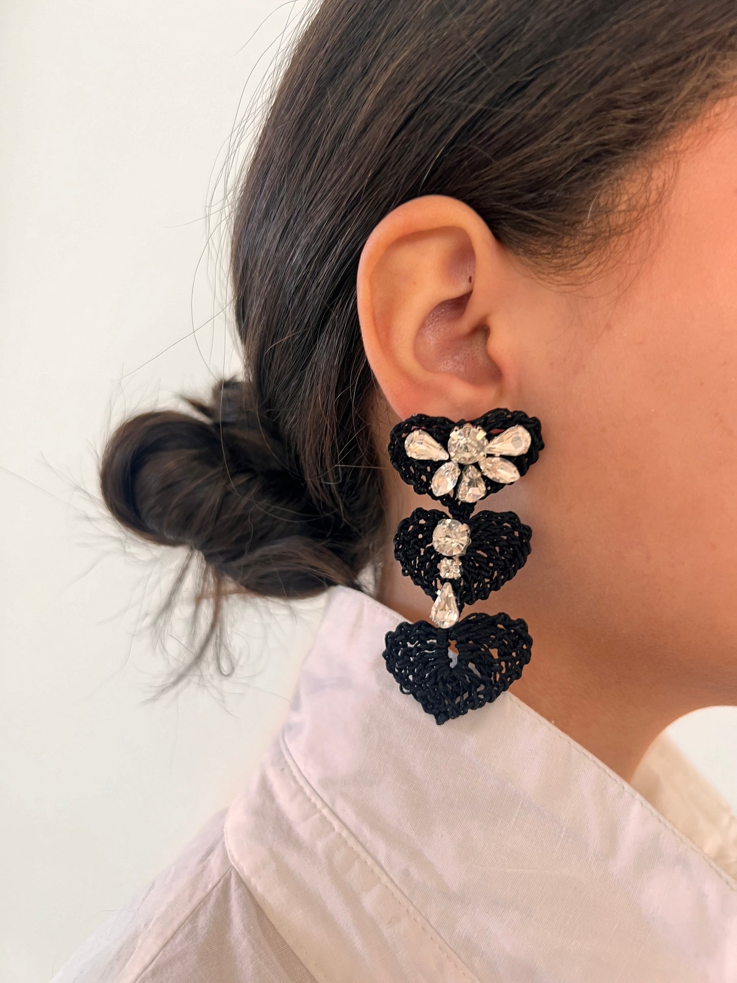 Pendientes en base de crochet y cristal en base plateada.