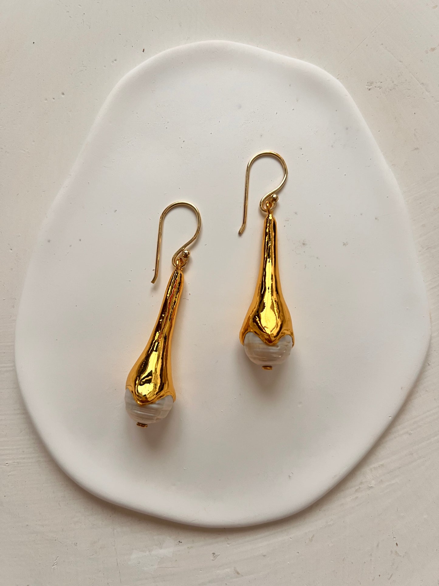 Pendientes de Perla en simulación de pintura en baño en oro.
